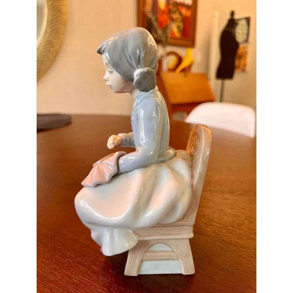 Vintage 1990 NAO Lladró Girl Sewing Embroidering Porcelain Figurine Spain 1130
